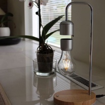 Lampa s levitujúcou žiarovkou