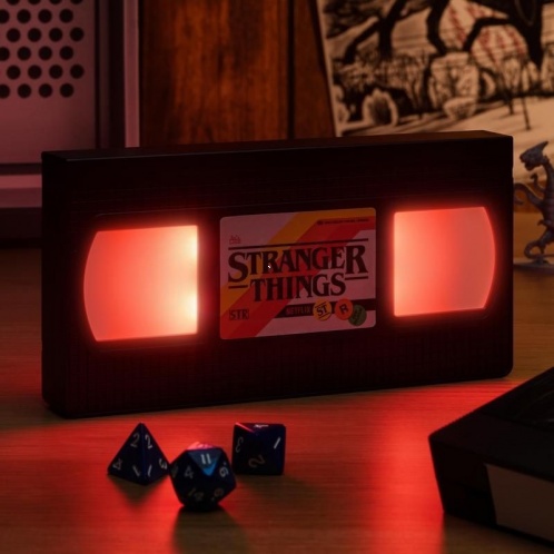 Stranger Things - svetlo v dizajne VHS